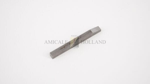 Key between halfshaft and hub (8 cyl)