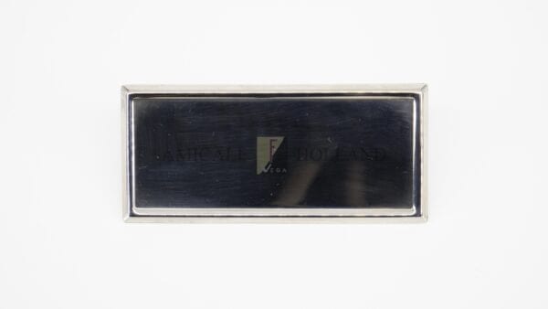 Couvercle en acier inoxydable interrupteur climatisation sur tableau de bord Facel II
sans tekst gravé, au choix avec motif de trous d'origine, sans trous du tout ou avec schéma de trous spécifique pour interrupteurs alternatifs