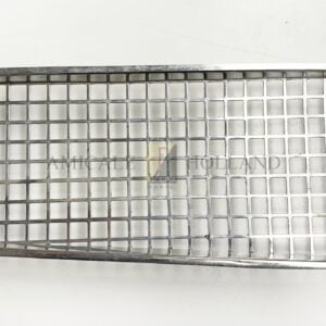 Grille on the left (NOS)